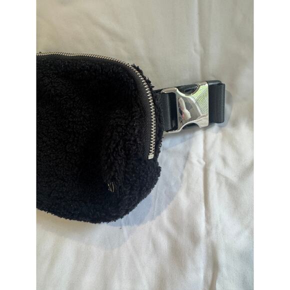 Lululemon Everywhere Fleece Belt Bag - Picture 3 of 8